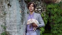 Gaya Necis Harry Styles yang Mesra-Mesraan dengan Babi di Iklan Gucci