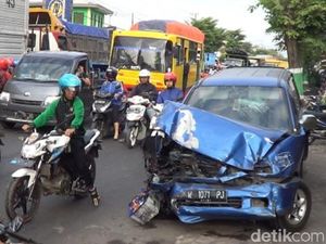 Mobil Ini Ditabrak Truk Depan Belakang, Sopir Terluka