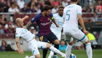 Seperti ini penjagaan ketat untuk Messi. Pantas kalau dia cuma membukukan satu dribble sukses. (Foto: Albert Gea/Reuters)