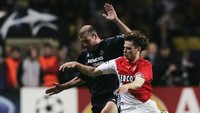 AS Monaco bikin kejutan dengan menyingkirkan Real Madrid di perempatfinal 2003/2004. Setelah sempat kalah 2-4 di leg pertama, Monaco membalasnya di leg kedua dengan kemenangan 3-1. Pada prosesnya Monaco menjadi finalis Liga Champions di musim itu. (Foto: Shaun Botterill/Getty Images)