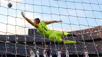 Salah satu gol La Pulga di laga itu dibukukan lewat tendangan bebas. Gol itu yang menjadi pembuka pesta gol Los Cules. (Foto: Albert Gea/Reuters)