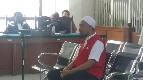 Foto: Bos Abu Tours di Kursi Pesakitan dan Luapan Emosi Jemaah