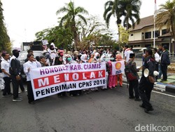 Ratusan Tenaga Honorer di Ciamis Demo Tolak Penerimaan CPNS