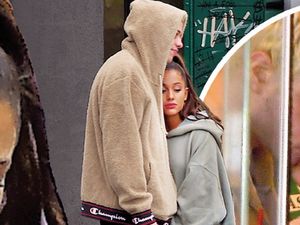 Jalan-jalan di Manhattan dengan Pacar, Ariana Grande Sembab Jalan-jalan di Manhattan dengan Pacar, Ariana Grande Sembab