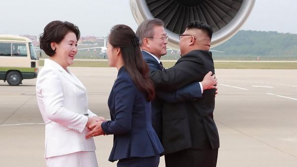Foto: Pelukan Hangat Kim Jong Un dan Presiden Korsel