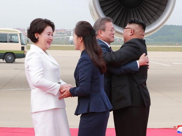 Foto: Pelukan Hangat Kim Jong Un dan Presiden Korsel