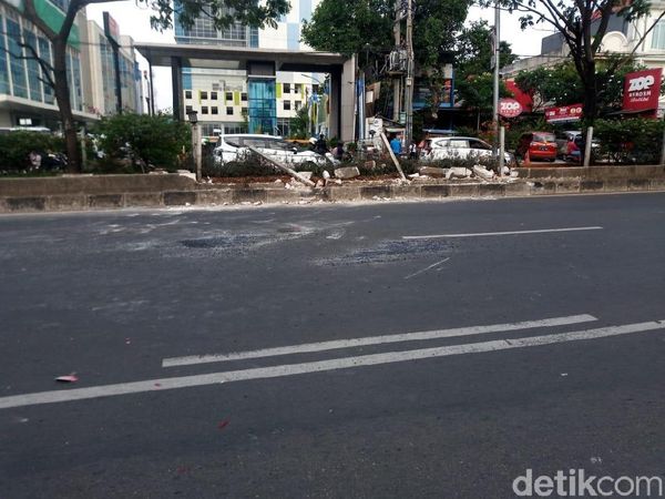 TKP Mobil Brimob Terguling di Jalan Margonda