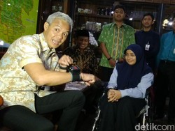 Mahasiwa Unissula Bikin Gelang Salat Berjamaah untuk Tuna Rungu