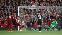 Pelanggaran kepada Gini Wijnaldum membuahkan penalti untuk Liverpool pada menit ke-35 dan James Milner sukses menggandakan keunggulan timnya jadi 2-0. (Carl Recine/Reuters)