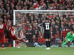 Pelanggaran kepada Gini Wijnaldum membuahkan penalti untuk Liverpool pada menit ke-35 dan James Milner sukses menggandakan keunggulan timnya jadi 2-0. (Carl Recine/Reuters)