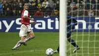 Arsenal berhasil melibas Inter Milan 1-5 di Giuseppe Meazza pada matchday kelima Liga Champions 2003/2004. Itu sekaligus membalas kekalahan 0-3 Arsenal di pertama. (Foto: Alex Livesey/Getty Images)