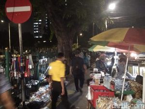 Foto: Potret Semrawut PKL di Trotoar Dekat Stasiun Tanah Abang