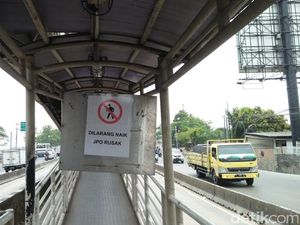Warga Curhat Lambannya Perbaikan JPO Jembatan Gantung di Daan Mogot
