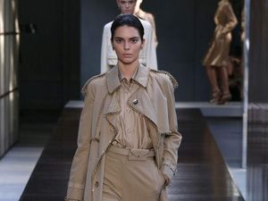 Debut Kendall Jenner Kembali ke Catwalk Pasca Buat Banyak Model Tersinggung