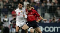 Manchester United secara mengejutkan gagal lolos dari fase grup di Liga Champions 2005/2006. Awal bencana terjadi pada matchday keempat saat kalah 0-1 dari Lille. Itu sekaligus satu-satunya gol yang dimiliki Lille pada Liga Champions musim tersebut. (Foto: Mark Thompson/Getty Images)