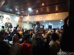 Gaya Kapolda Jatim Saat Asyik Bernyanyi, Penonton Sibuk Berswafoto