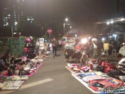 Semrawut, PKL Penuhi Trotoar Dekat Stasiun Tanah Abang