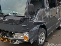 Mobil yang Terbalik di Margonda Milik Densus Pengantar Tahanan
