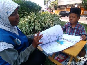 Anak Penjual Koran yang Belajar di Pinggir Jalan: Saya Ingin Jadi Masinis Anak Penjual Koran yang Belajar di Pinggir Jalan: Saya Ingin Jadi Masinis