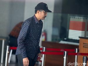 Bertopi Hitam, Ketua DPRD Tulungagung Diperiksa KPK Bertopi Hitam, Ketua DPRD Tulungagung Diperiksa KPK