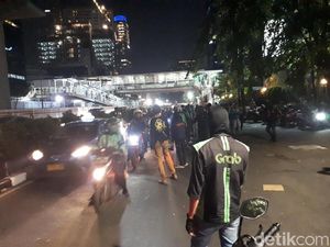 Ojol Geruduk Kantor Grab, Driver Bawa Penumpang Disoraki Ojol Geruduk Kantor Grab, Driver Bawa Penumpang Disoraki