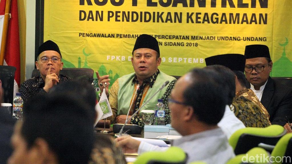 Diskusi Publik RUU Pesantren dan Pendidikan Agama Diskusi Publik RUU Pesantren dan Pendidikan Agama