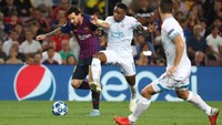 Di sepanjang pertandingan, Messi terus dijaga ketat. Ada catatan sekali pelanggaran pada pemain nomor 10 Barcelona itu. (Foto: Sergio Perez/Reuters)