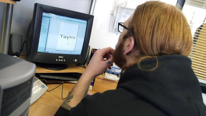 Ilustrasi mengetik dengan font yang bukan Times Newer Roman (Foto: Tim Boyle/Getty Images) Ilustrasi mengetik dengan font yang bukan Times Newer Roman (Foto: Tim Boyle/Getty Images)