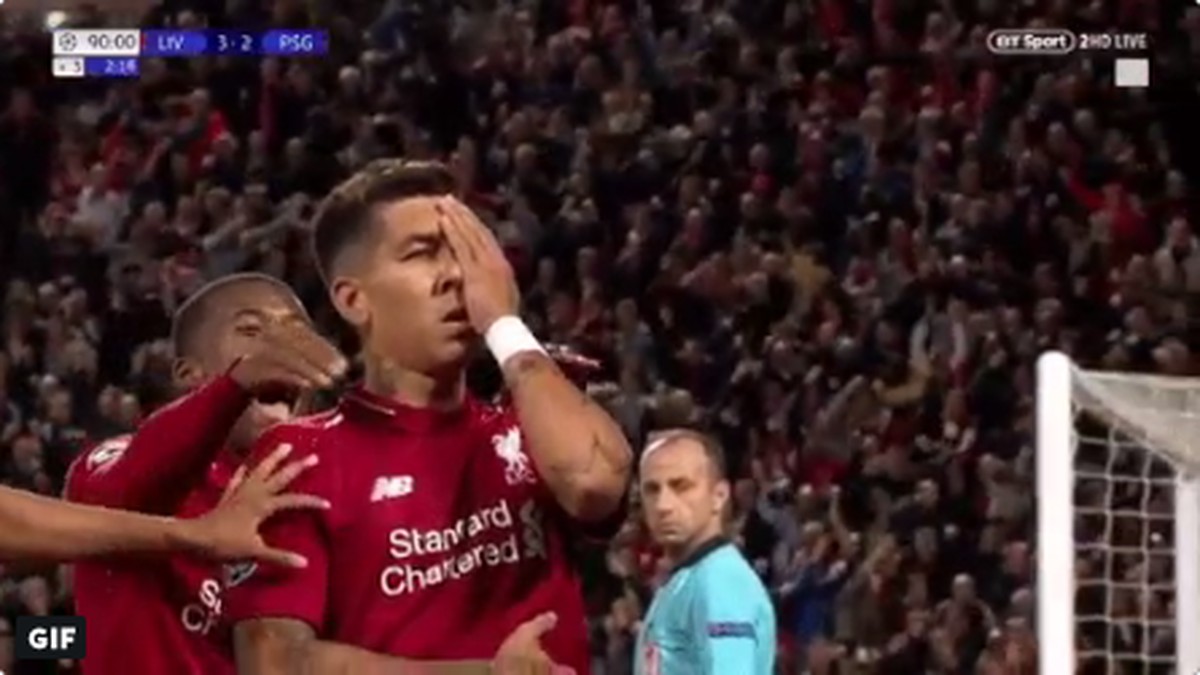 Roberto Firmino merayakan gol dengan menutup satu matanya (Twitter @watch_LFC)