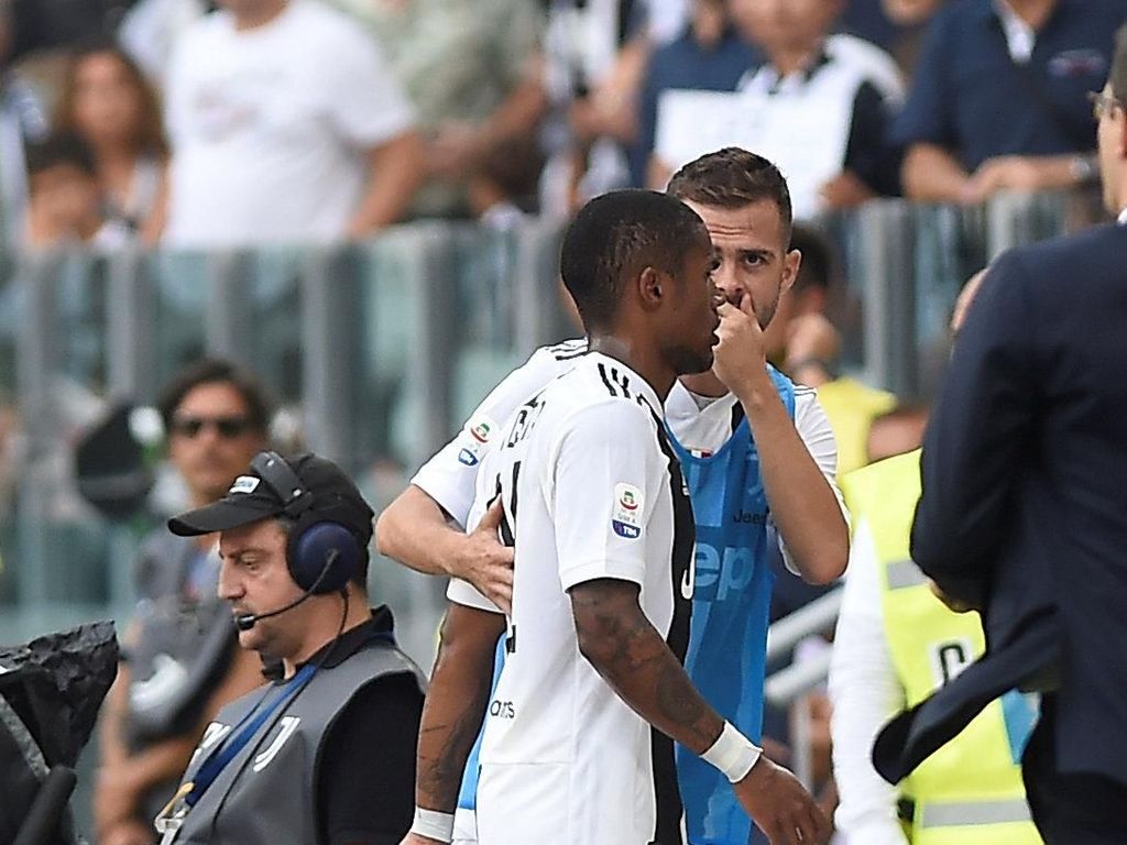 Ludah Douglas Costa Berbuntut Skors Empat Laga Ludah Douglas Costa Berbuntut Skors Empat Laga