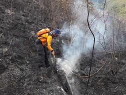 Water Bombing Gunung Ciremai, BNPB: Titik Api Masih Ditemukan