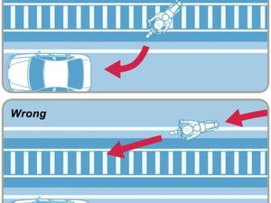 Cara Aman Menyeberangi Rel Kereta Api Agar Motor Tidak Tergelincir