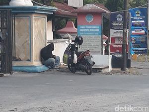 Duduk Sejak Kemarin di Pinggir Jalan, Pria Ini Ternyata Meninggal