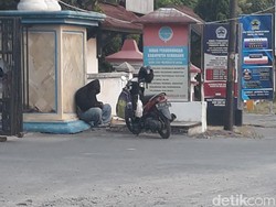 Duduk Sejak Kemarin di Pinggir Jalan, Pria Ini Ternyata Meninggal