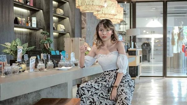 Dibilang Mirip Lisa BlackPink Begini Pose Mega Gumelar Saat Makan