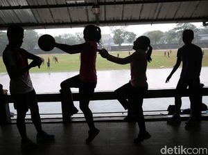 Meski Hujan, Atlet Atletik Asian Para Games Tetap Semangat Berlatih Meski Hujan, Atlet Atletik Asian Para Games Tetap Semangat Berlatih