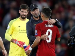 Pelatih Juergen Klopp secara khusus menghampiri Roberto Firmino yang jadi pahlawan pada pertandingan. Luar biasa sekali Bobby! (Carl Recine/Reuters)