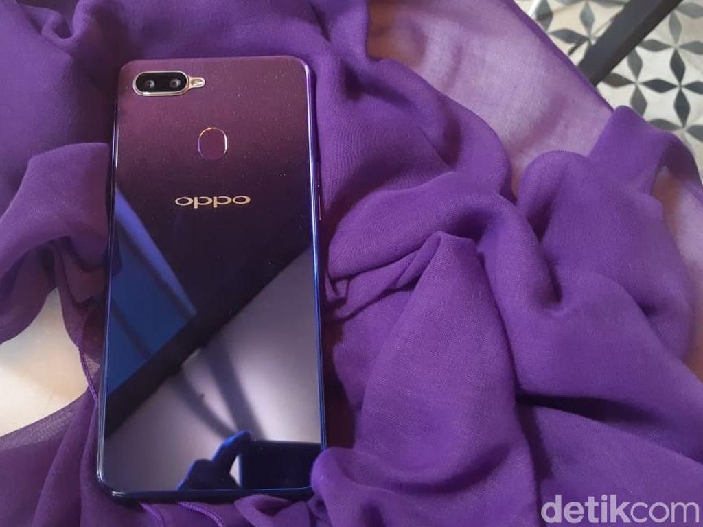 Oppo Patenkan Lubang Kamera di Layar, Bedanya? Oppo Patenkan Lubang Kamera di Layar, Bedanya?