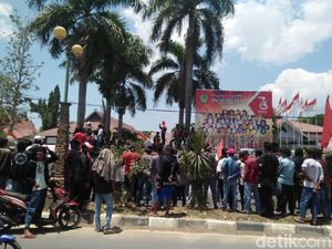 Harga Bawang Merah Anjlok, Petani di Bima Demo hingga Ricuh