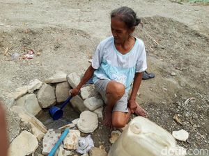 Menggali Dasar Sungai, Warga Boyolali Mencari Air yang Tersisa