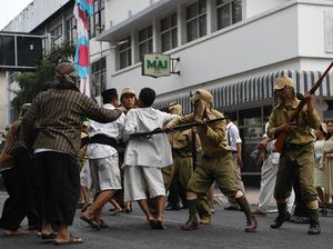 Aksi Teatrikal Warga Surabaya Mengenang Peristiwa 19 September