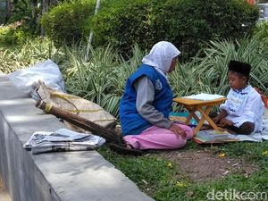 Semangat Irvian, Anak Penjual Koran yang Belajar di Pinggir Jalan Semangat Irvian, Anak Penjual Koran yang Belajar di Pinggir Jalan