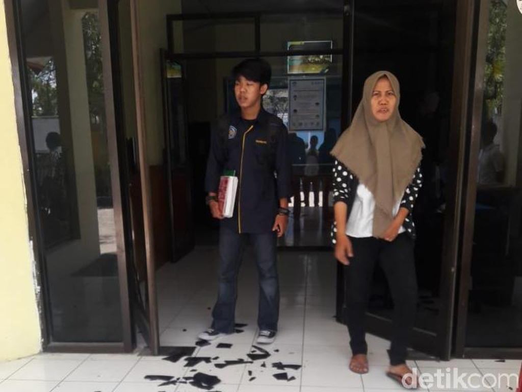 PNS Disdik Makassar Mabuk dan Rusak Kantornya Sendiri PNS Disdik Makassar Mabuk dan Rusak Kantornya Sendiri