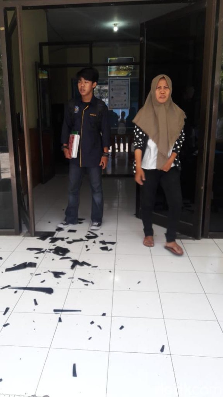 PNS Disdik Makassar Mabuk dan Rusak Kantornya Sendiri PNS Disdik Makassar Mabuk dan Rusak Kantornya Sendiri
