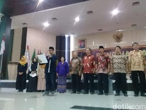 Rektor dan Mahasiswa UIN Malang Deklarasi Antikorupsi Bareng KPK Rektor dan Mahasiswa UIN Malang Deklarasi Antikorupsi Bareng KPK