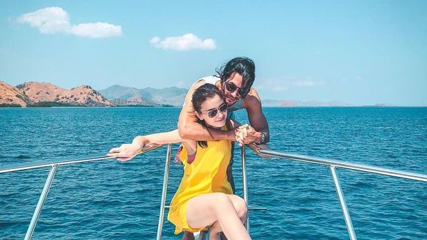 Potret Bulan Madu Kimberly Rider & Suami di Labuan Bajo