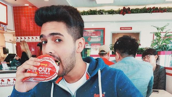 Muda dan Tampan! Ini Penyanyi India Armaan Malik Saat Ngemil Burger