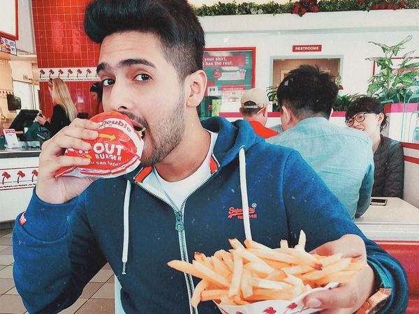Muda dan Tampan! Ini Penyanyi India Armaan Malik Saat Ngemil Burger
