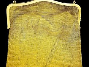 Wanita Ini Hampir Buang Tas Lama di Gudang, Ternyata Bernilai Rp 74 Juta