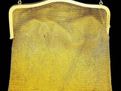 Wanita Ini Hampir Buang Tas Lama di Gudang, Ternyata Bernilai Rp 74 Juta